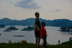 UGANDA - LAKE MUTANDA CHILDREN